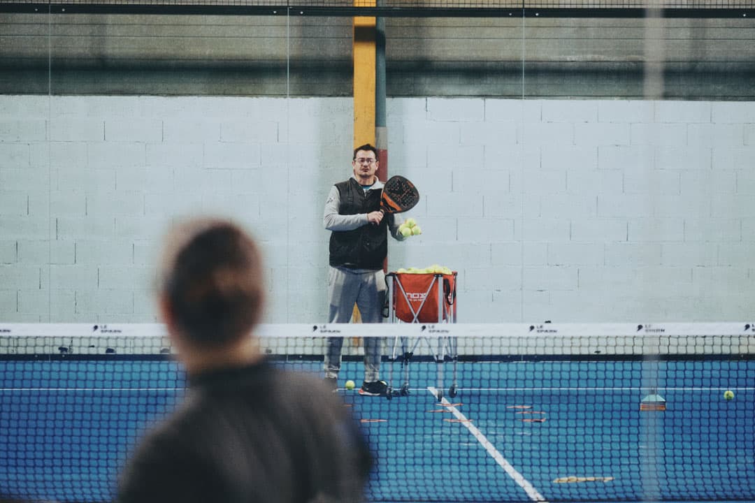 Encadrant sur un terrain de padel pendant un tournoi