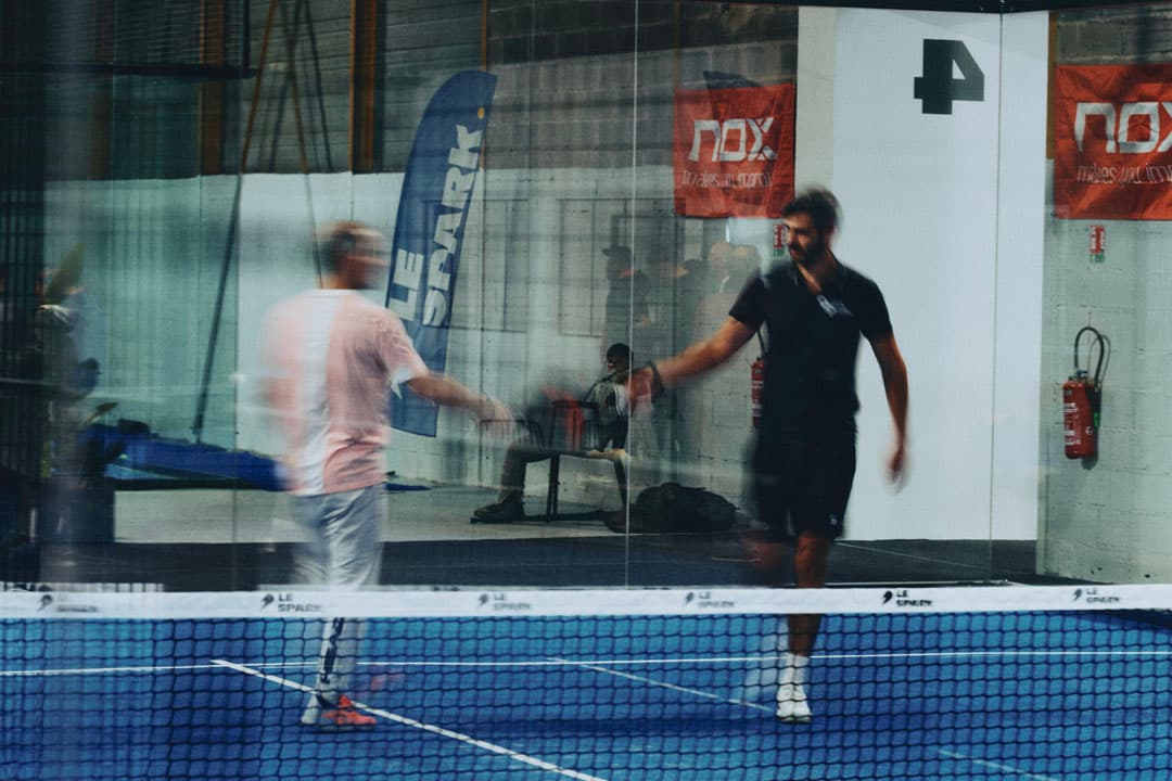 Match de padel en compétition officielle